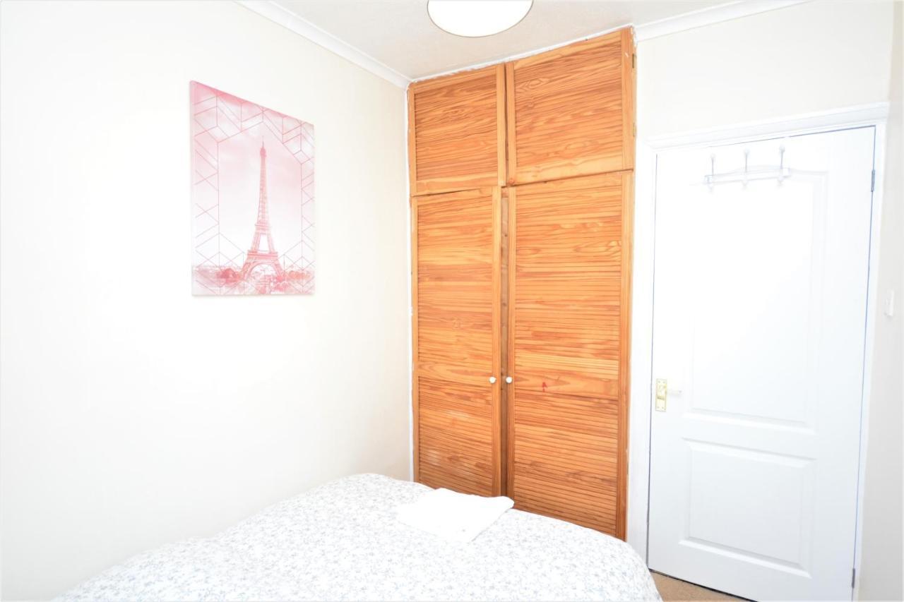 London Deluxe 3 Bedroom House With Parking Space Дагенъм Екстериор снимка