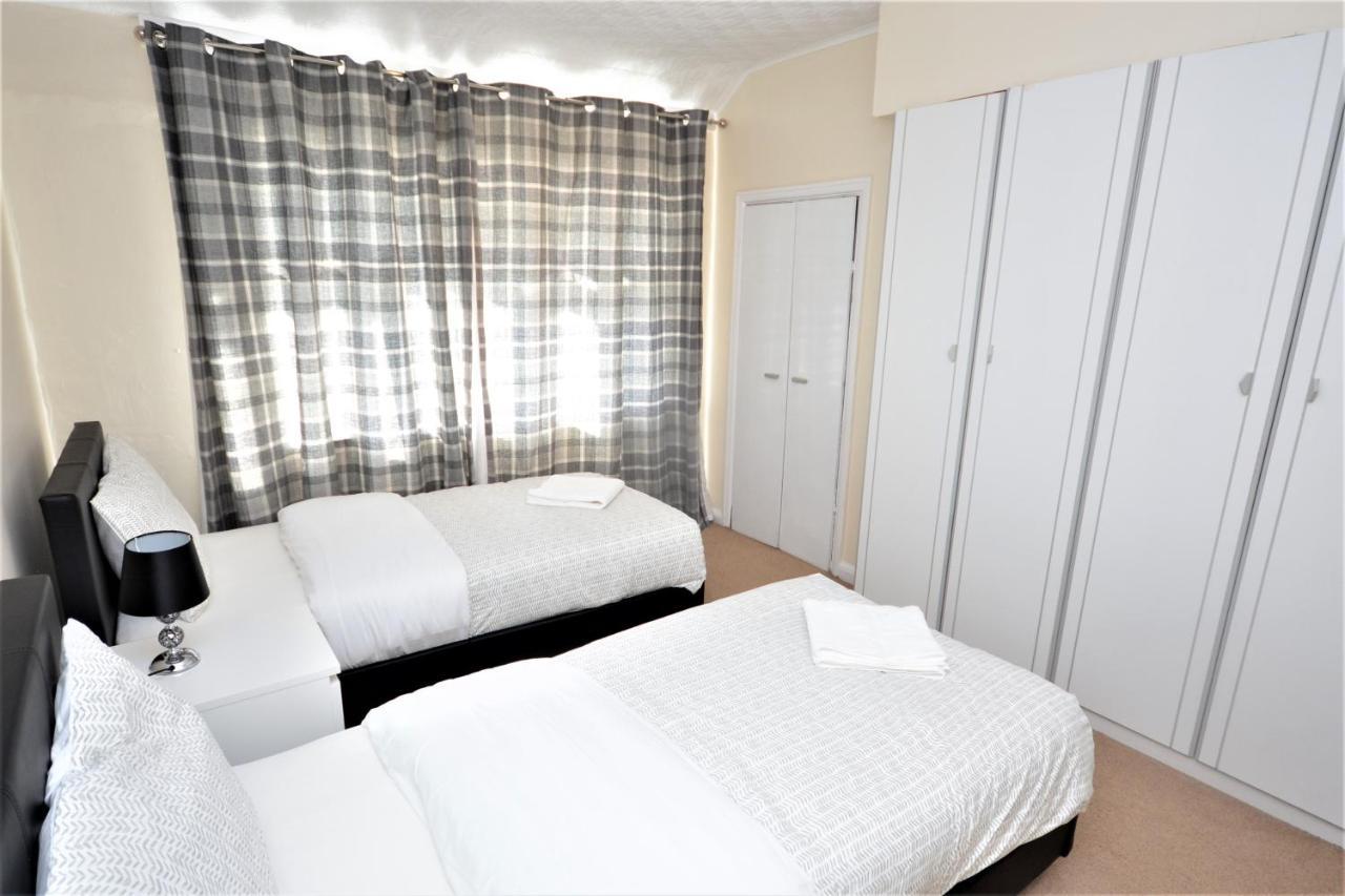 London Deluxe 3 Bedroom House With Parking Space Дагенъм Екстериор снимка