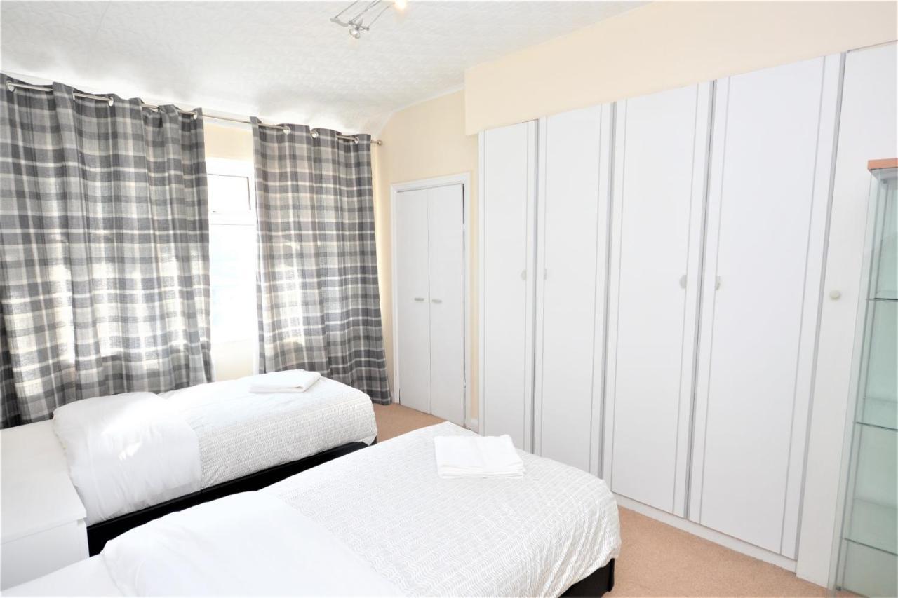London Deluxe 3 Bedroom House With Parking Space Дагенъм Екстериор снимка