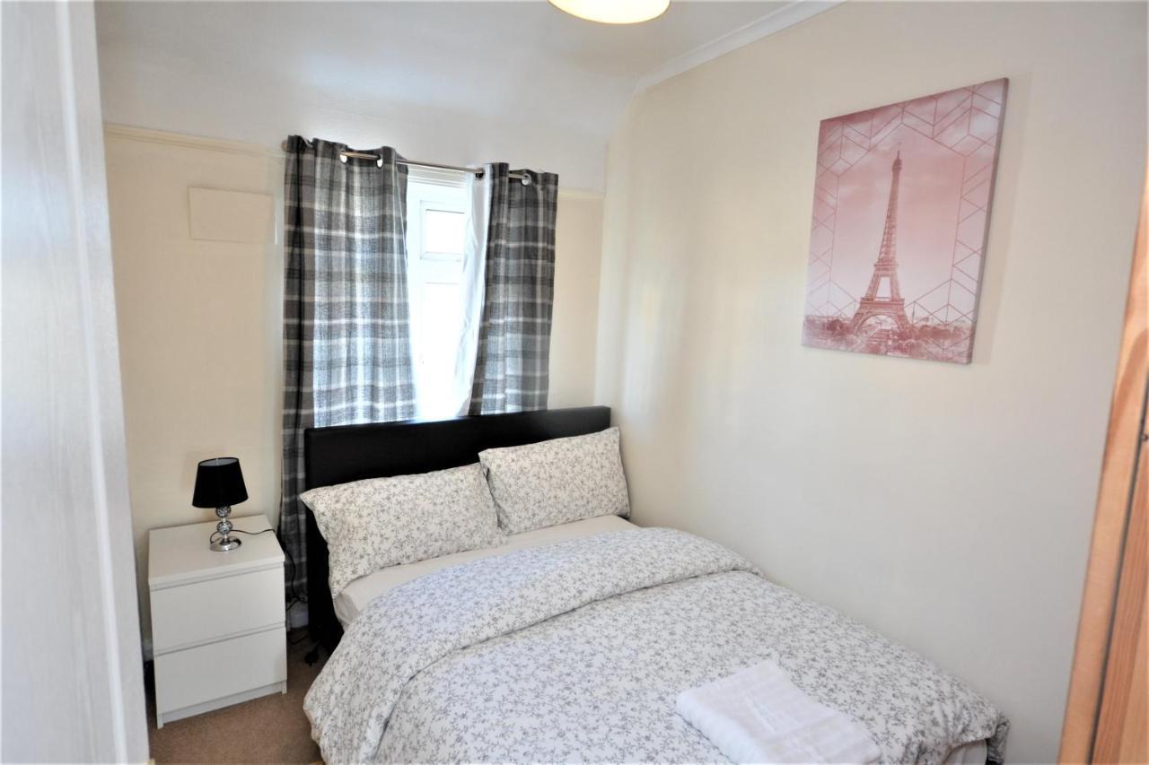 London Deluxe 3 Bedroom House With Parking Space Дагенъм Екстериор снимка