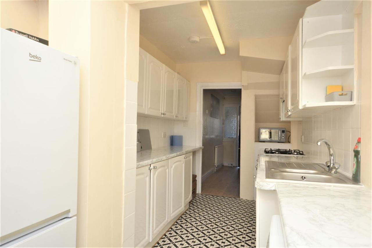 London Deluxe 3 Bedroom House With Parking Space Дагенъм Екстериор снимка