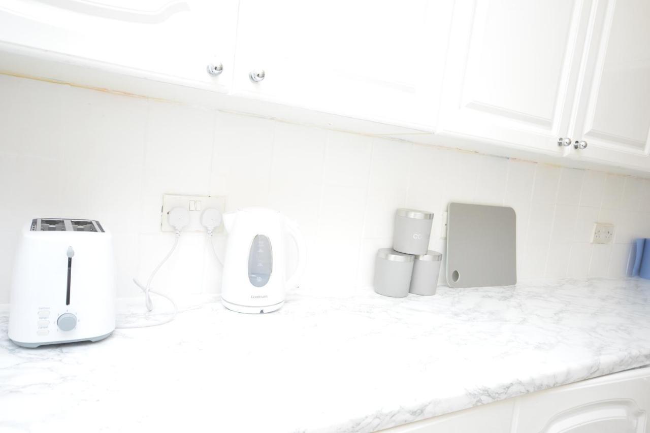 London Deluxe 3 Bedroom House With Parking Space Дагенъм Екстериор снимка