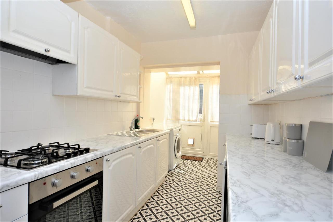 London Deluxe 3 Bedroom House With Parking Space Дагенъм Екстериор снимка