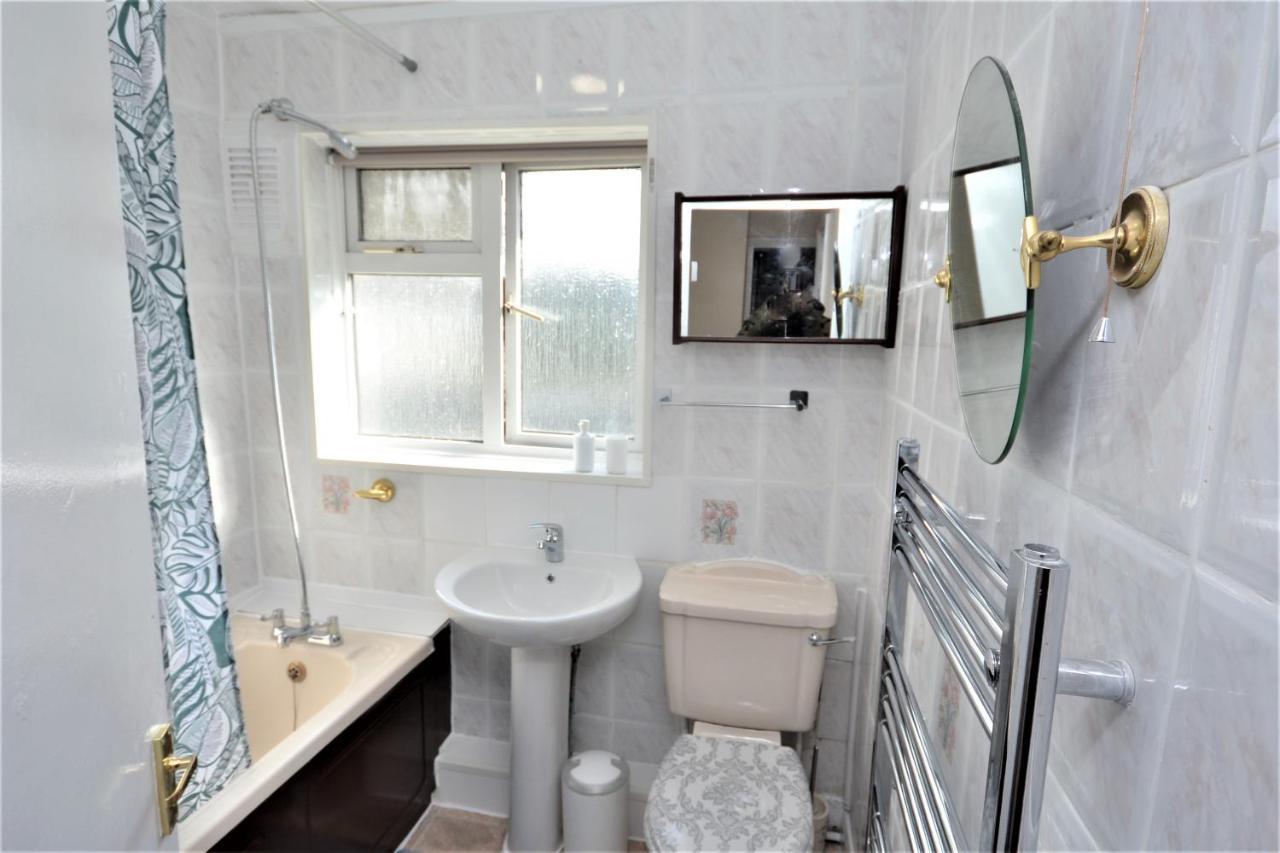 London Deluxe 3 Bedroom House With Parking Space Дагенъм Екстериор снимка