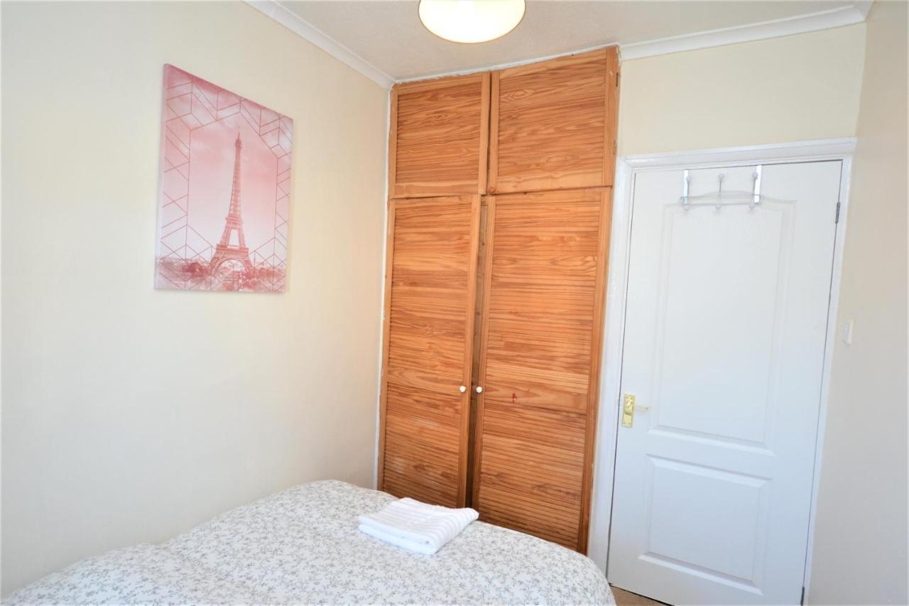 London Deluxe 3 Bedroom House With Parking Space Дагенъм Екстериор снимка
