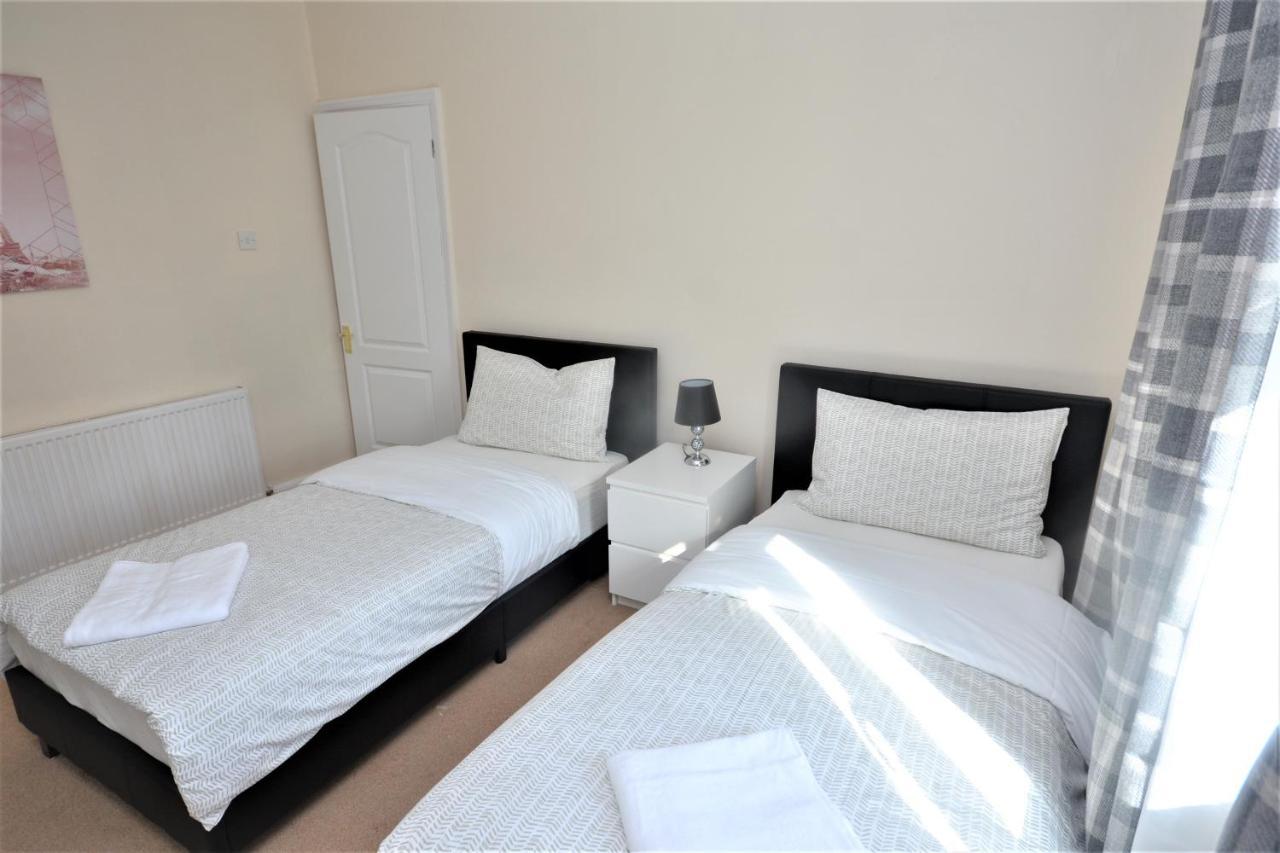 London Deluxe 3 Bedroom House With Parking Space Дагенъм Екстериор снимка