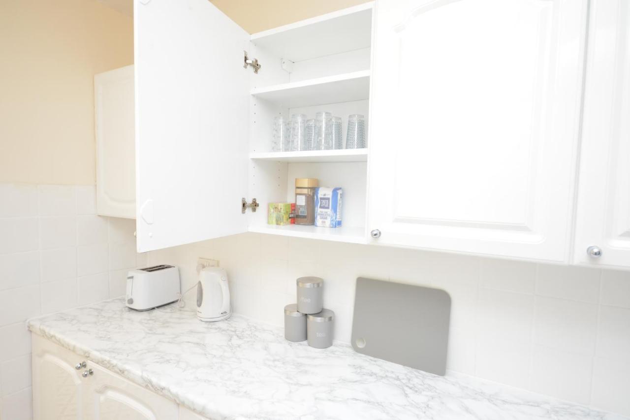 London Deluxe 3 Bedroom House With Parking Space Дагенъм Екстериор снимка