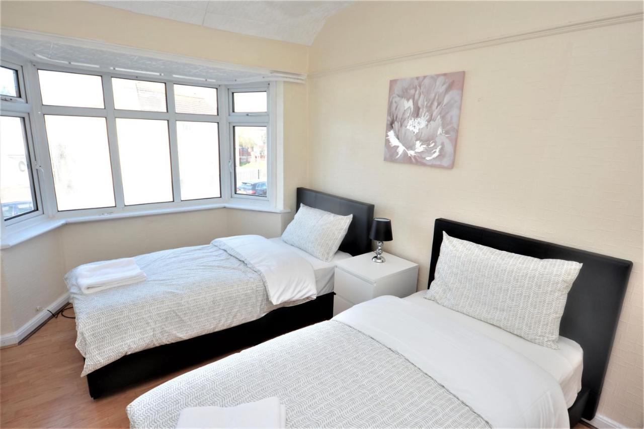 London Deluxe 3 Bedroom House With Parking Space Дагенъм Екстериор снимка